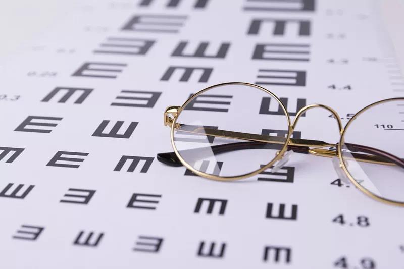 孩子近视了，应该坐前排还是后排？