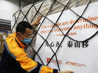 “青山一道，同担风雨”，和孩子一起读读这些写在援助物资上的寄语