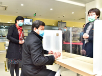 张若冰调研人大附中和首师大附中试开学准备工作