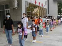 第二批中小学生顺利开学！校园里的第一天，竟然这么精彩